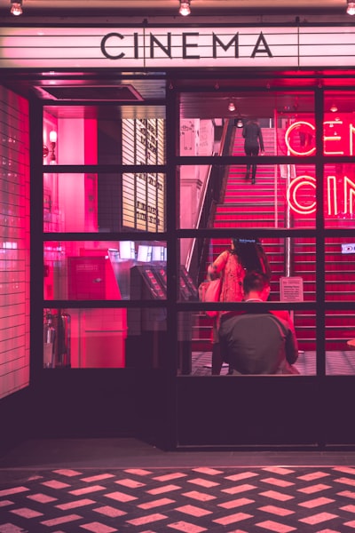 电视剧《漫长的季节》海报：工业背景下的悬疑氛围